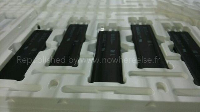 Фотографии аккумуляторов iPhohe 6 в производственном лотке