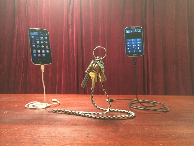 Magic Phone Stand: магический зарядный кабель для iPhone
