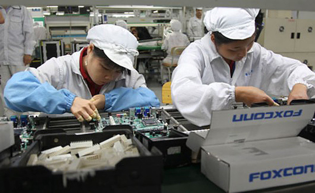Foxconn оснащает заводы роботами для производства iPhone