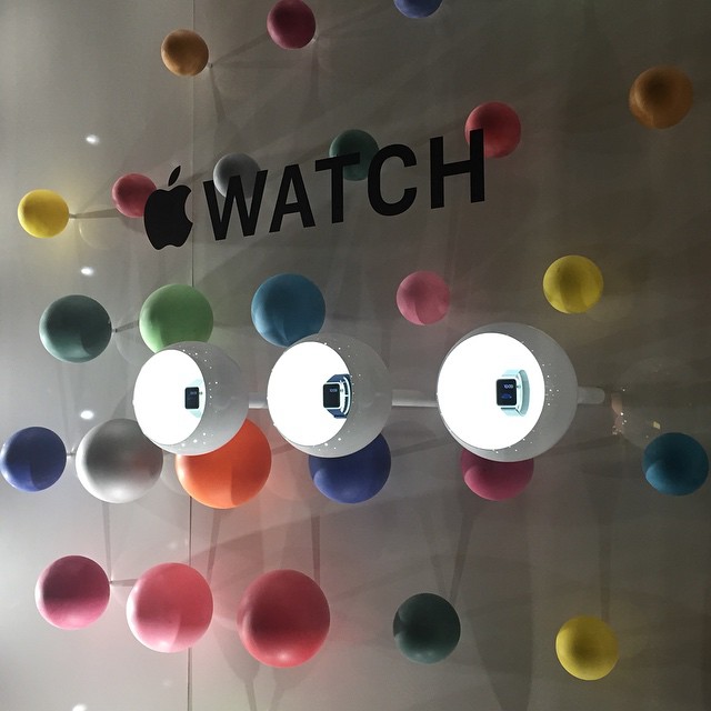 Apple Watch стали украшением парижской Недели моды