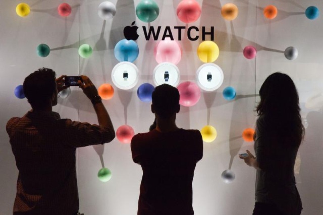 Apple Watch стали украшением парижской Недели моды