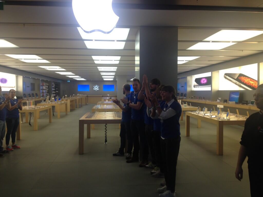 Сотрудники Apple Store приветствуют первых покупателей iPhone 6