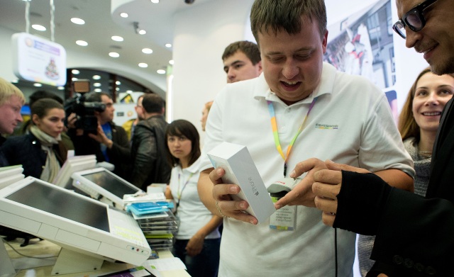 100 тыс. iPhone 6 и iPhone 6 Plus были куплены в России за первые три дня со старта продаж
