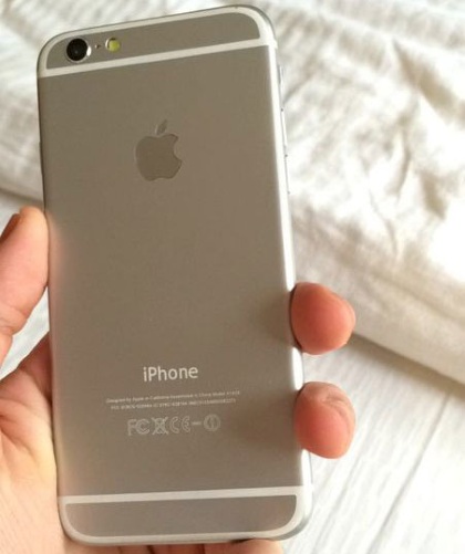 Включенный 4,7-дюймовый iPhone 6 запечатлели на фотографии
