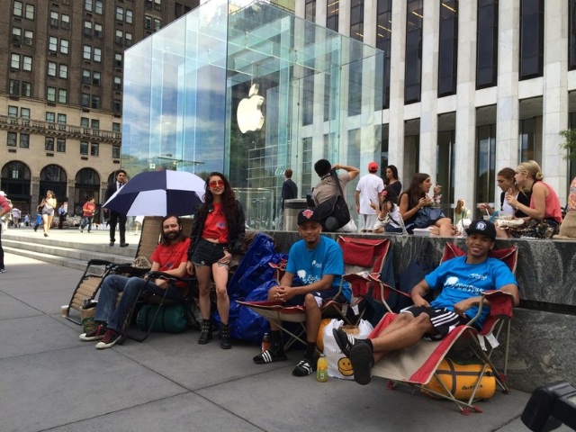 У Apple Store в Нью-Йорке уже начала выстраиваться очередь за iPhone 6