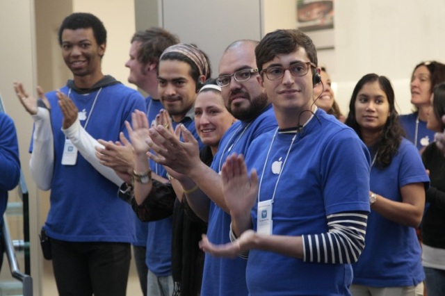 Apple поздравила своих сотрудников с приближающимися праздниками