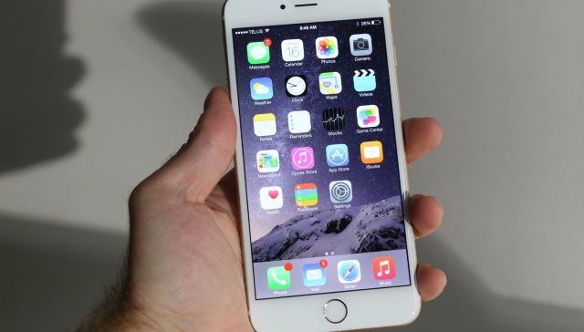 Москвичи раскупили уцененные iPhone 6 и iPhone 6 Plus за три часа