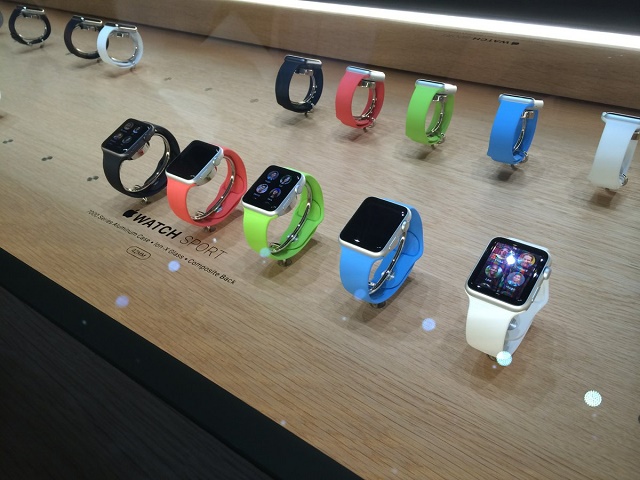 Подержать Apple Watch в руках в Apple Store можно будет всего 15 минут