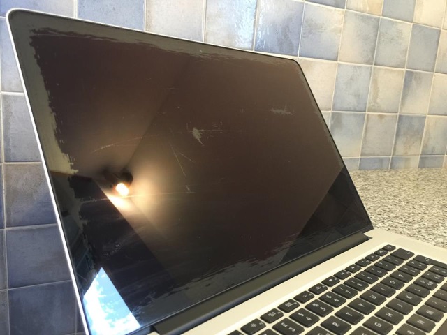 Участились жалобы на отслоение антибликового покрытия MacBook Pro