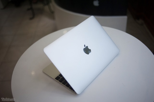 В Сети опубликовано видео распаковки 12-дюймового MacBook с дисплеем Retina