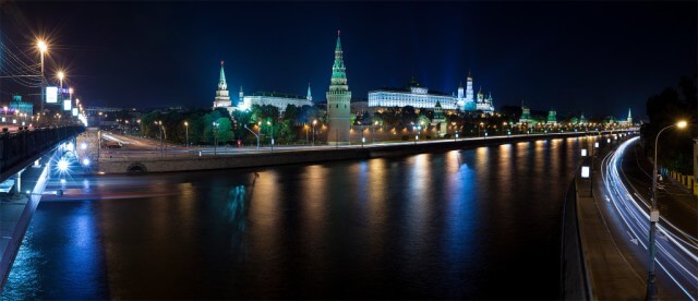 Вид на Кремлевскую набережную ночью. Фото superzoom.ru