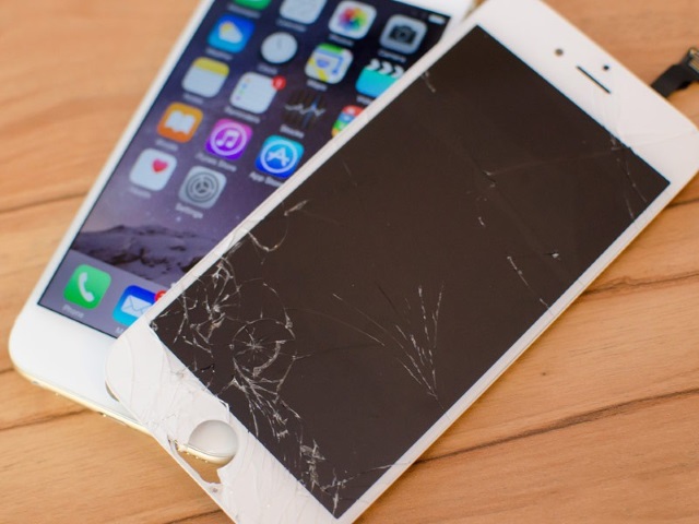 Заменить разбитый экран iPhone в Москве теперь можно не выходя из дома