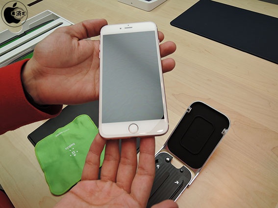 В японских Apple Store появилась услуга по наклейке защитной пленки на iPhone при помощи специального устройства