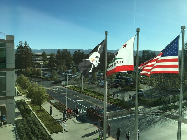 Над кампусом Apple в честь 40-летия компании поднят пиратский флаг
