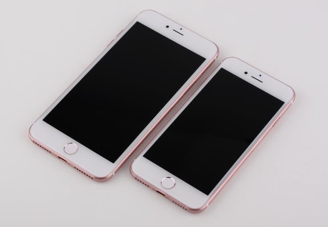«Живые» качественные снимки iPhone 7 и iPhone 7 Plus в розовом цвете попали в Сеть