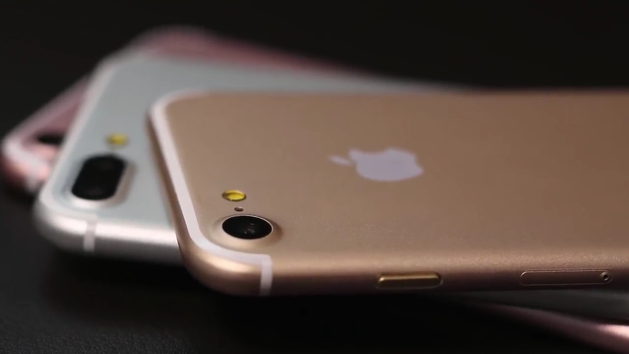 Макеты iPhone 7 и iPhone 7 Plus в трех цветах засняли в разрешении 4K