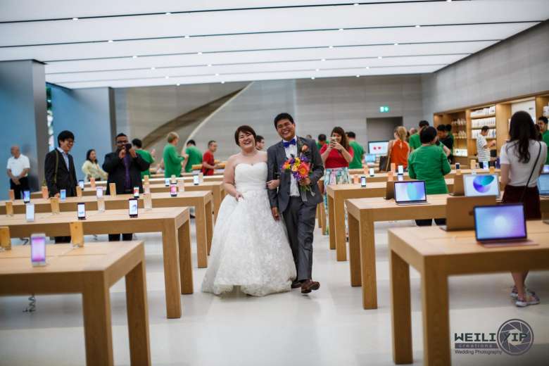 В сингапурском Apple Store провели свадебную фотосессию