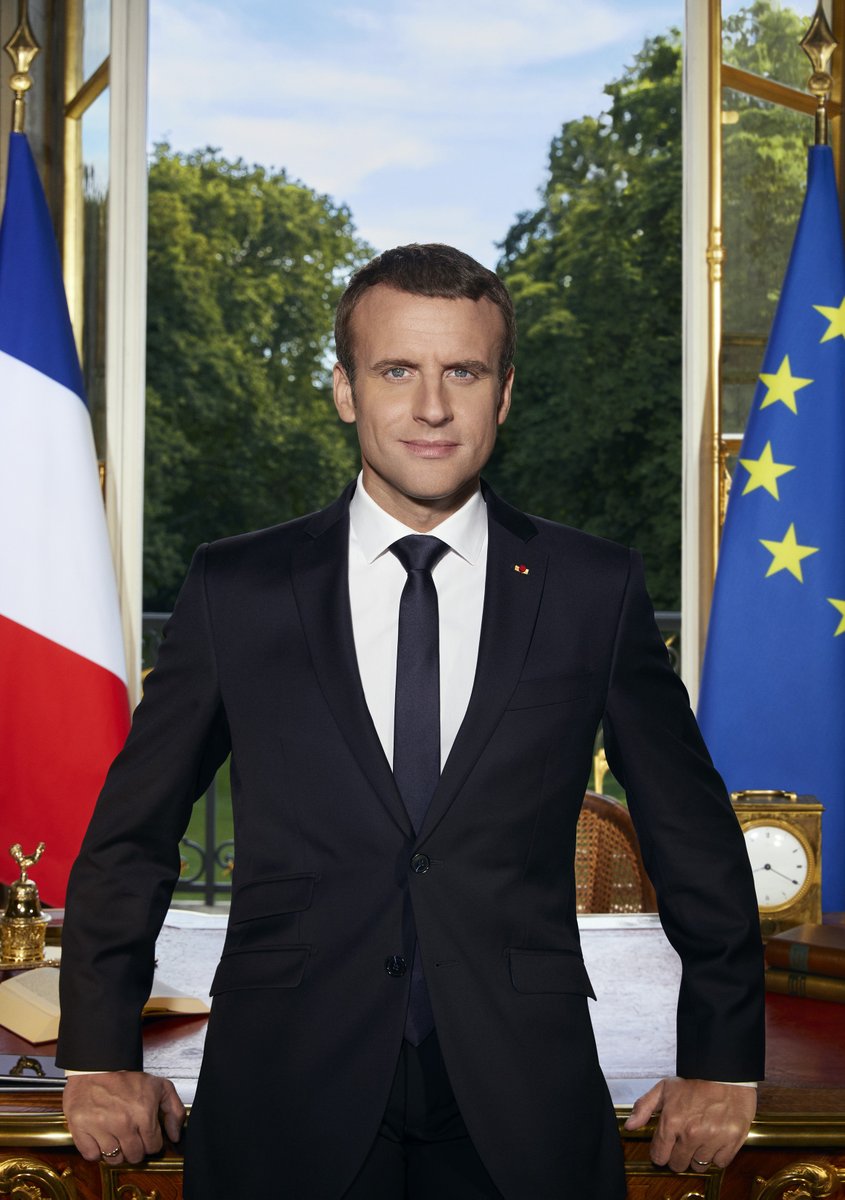 Новый президент Франции позирует на снимках с iPhone