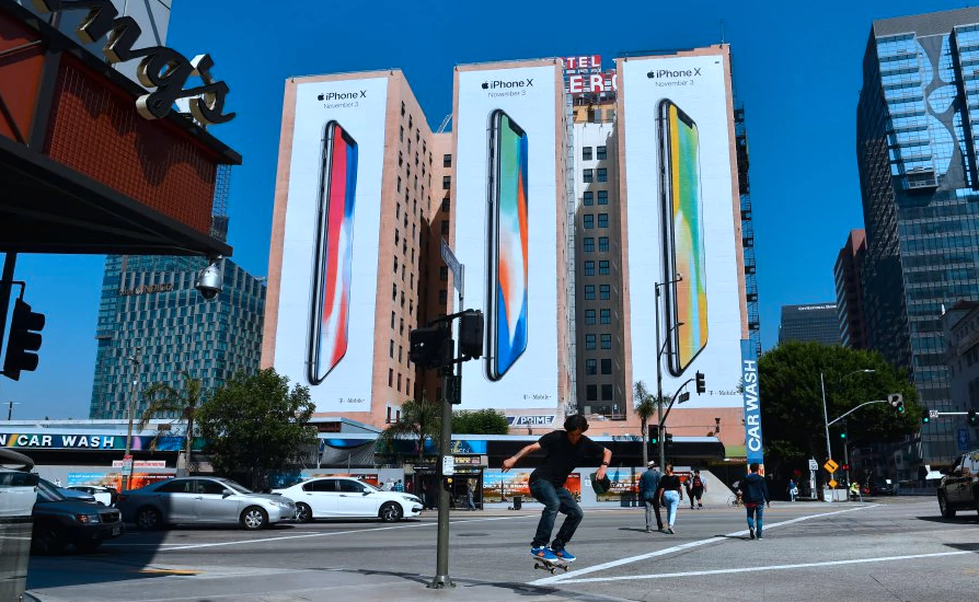 Apple установила в Москве огромные баннеры в преддверии выхода iPhone X (фото)