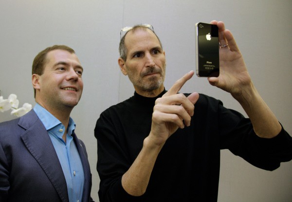 Дмитрий Медведев выбрал новый смартфон — это iPhone X