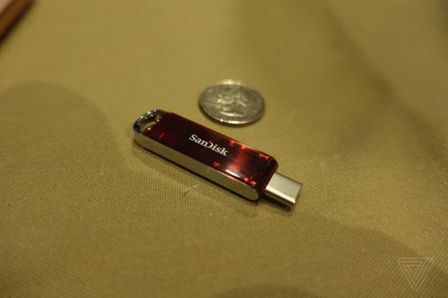 Представлена самая маленькая в мире флешка объемом 1 ТБ