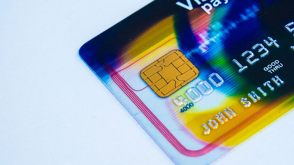 Visa начала выпускать банковские карты со сканером отпечатков пальцев