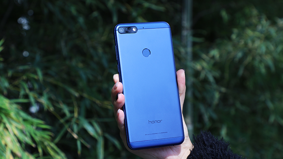 Huawei выпустила безрамочный смартфон Honor 7C всего за $142