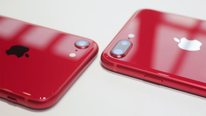 Российские магазины открыли предзаказ на красные iPhone 8 и iPhone 8 Plus