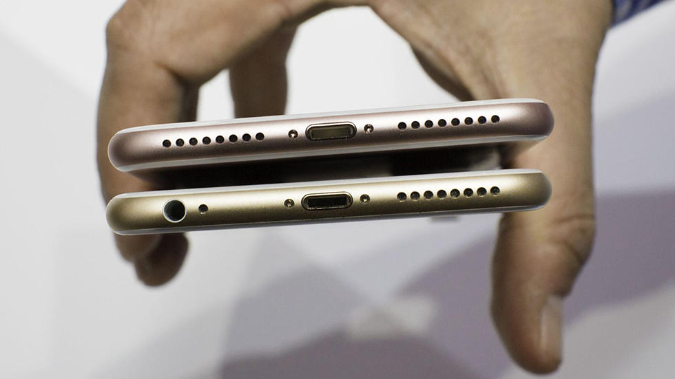 Apple может лишить новые iPhone разъема Lightning