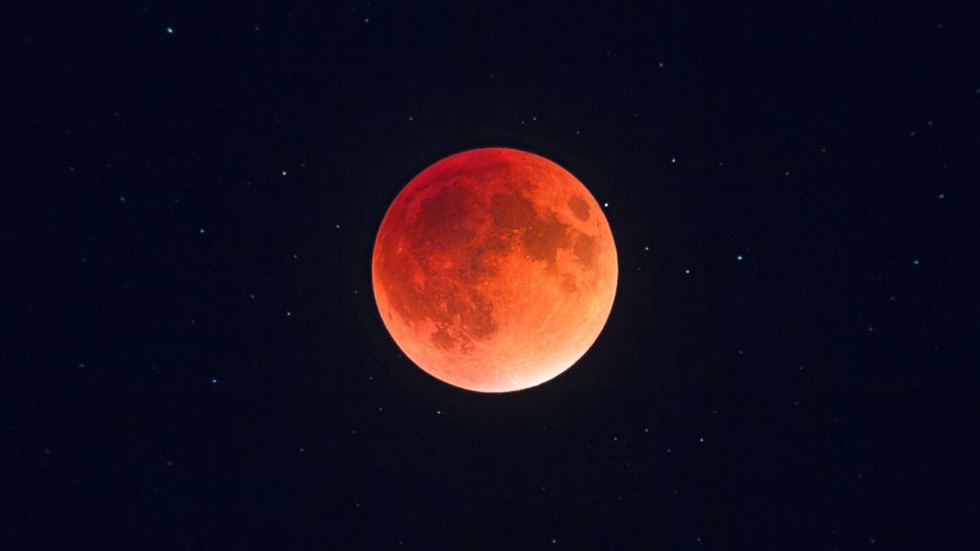 Сегодня над Землей зависнет «Кровавая луна» — как и где увидеть грандиозное лунное затмение 27 июля
