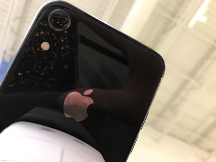 iPhone 9 в настоящем черном цвете впервые запечатлен на «живом» фото