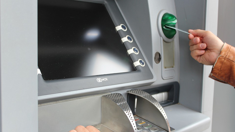 Часть банкоматов российских банков перестала принимать пятитысячные купюры из-за вброса фальшивок