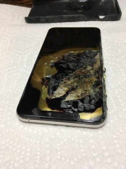 iPhone XS Max загорелся прямо в кармане у пользователя, а после взорвался (фото)