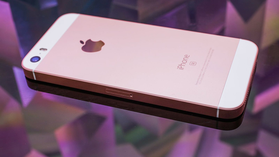 Apple вновь начала продавать iPhone SE на фоне успеха смартфона