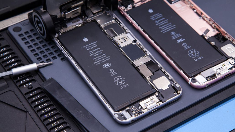 Apple разрешила ставить в iPhone поддельные батареи: новые подробности