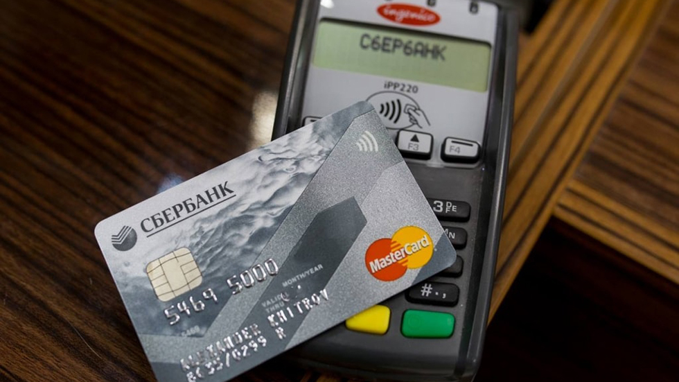«Карточка прикладывается». Все карты Visa и MasterCard в России станут бесконтактными